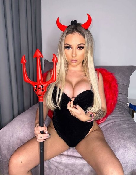 sophielouise1x naked model gallery