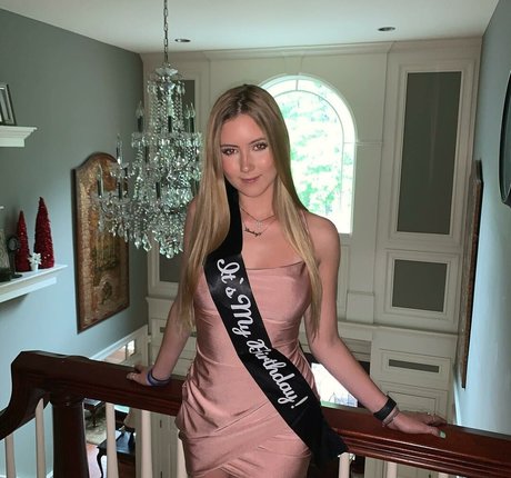 Lindsay Farland erotic model gallery