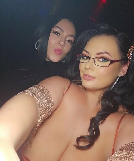 Busty Klara pornstar art photo