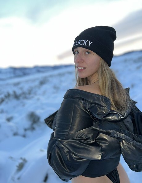 Theangelyoungs xxx star photo