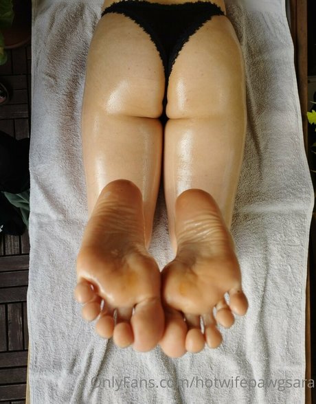 saragotcheeks naked model photo