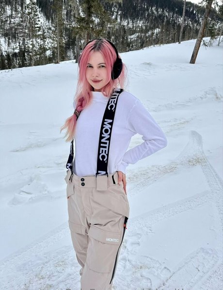 ridewithcarms model hd picture