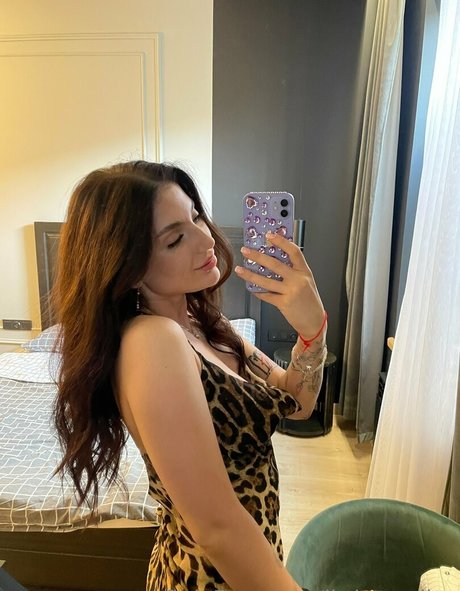 little mollyy porn model img