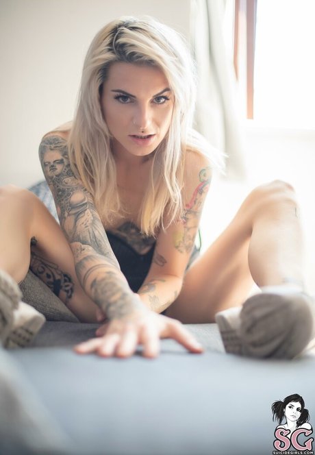 mandeelou sexy star galleries