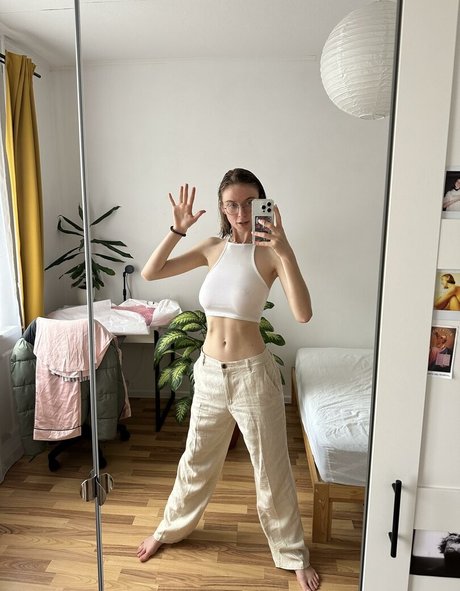 YouRina pretty model image