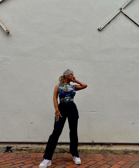 Becca M pretty model image