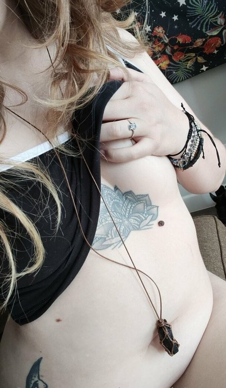 poppydollxoxo naked star image