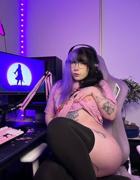 eviemischiev naked star image