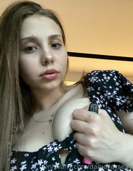 Yummy girl art model pic