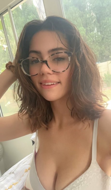 Ellie Nova naked model pic