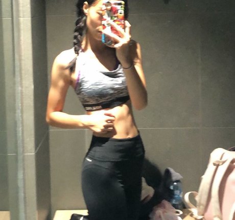 Smolkcqze model sexy pic