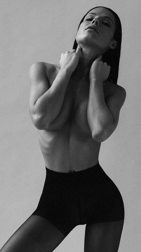 Leens2 model sexy pic