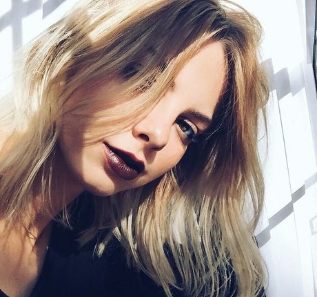 Allie Marie Evans model beautiful pic