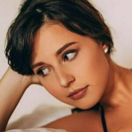 Katie Thurston pretty actress picture