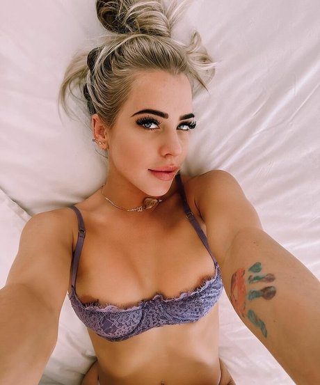 Billie Loves nude model pics