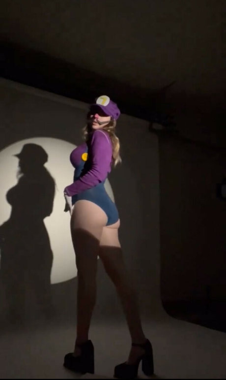 Waluiguigui naked pornstar image