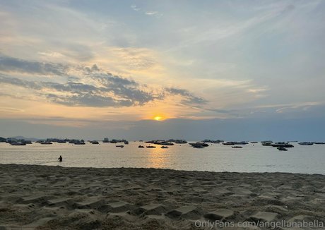 angellunabella model naked image