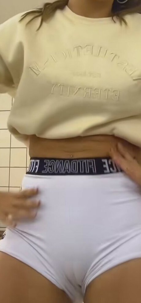 Taynah Smith naked pornstar image