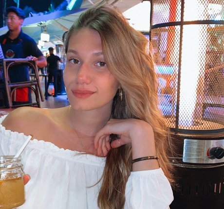 Sierra Bate hot actress images