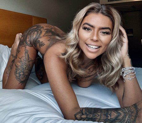 Mila Lou nude model image