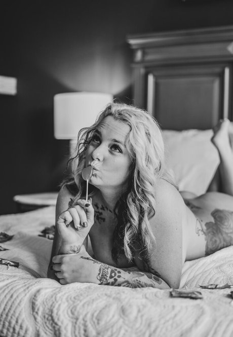 Xoshyanexo nude pornstar pic