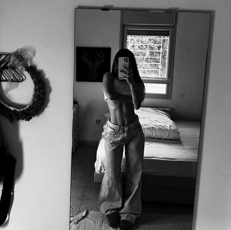 Aluma Dahuki model sexy img