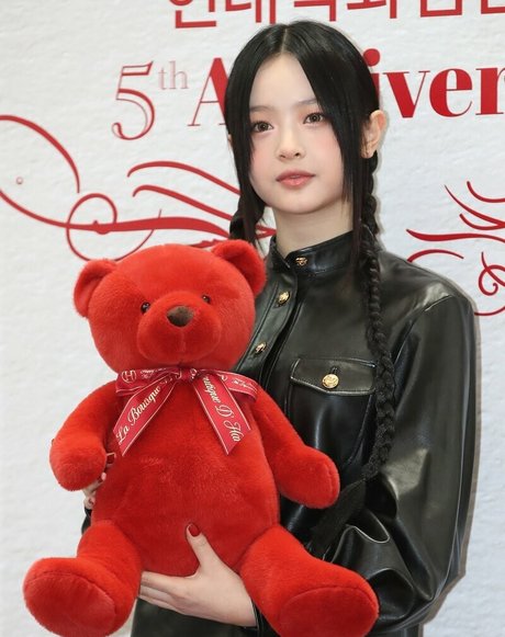 Hanni Pham adult model gallery