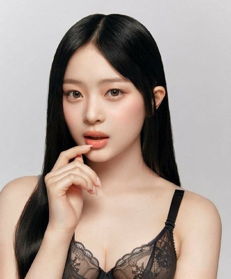 NewJeans model art photo