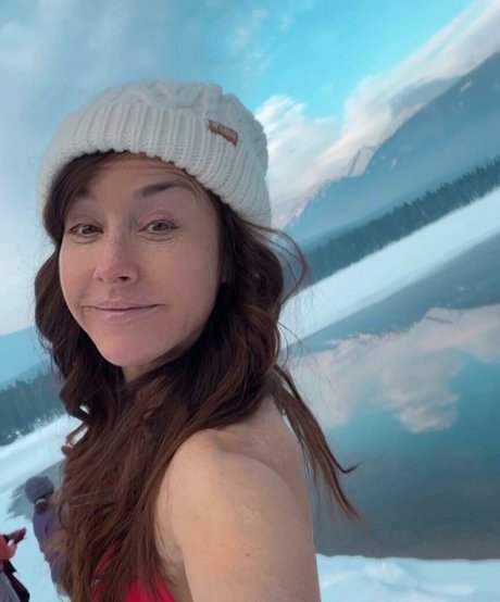 Erin Karpluk nice actress pics