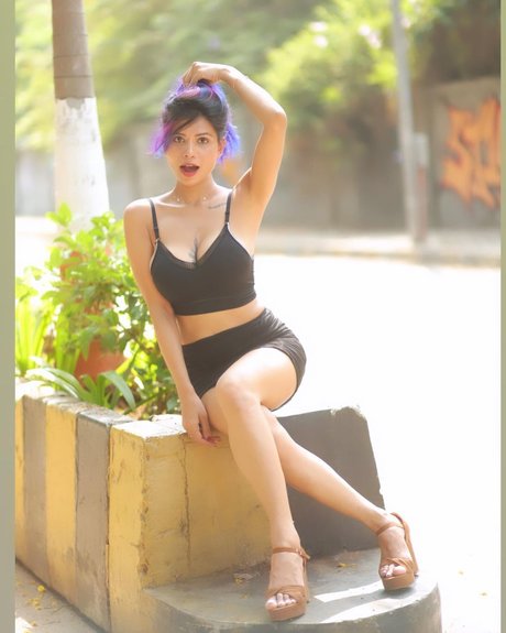 Annie Sharma hot star pic