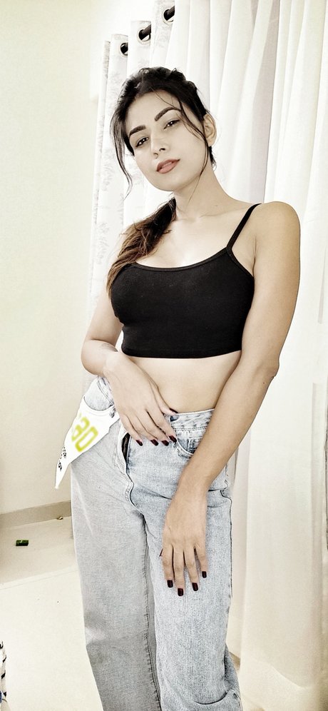 Annie Sharma model pornographic images