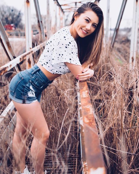 Sasha Emiri Sander art actress photo