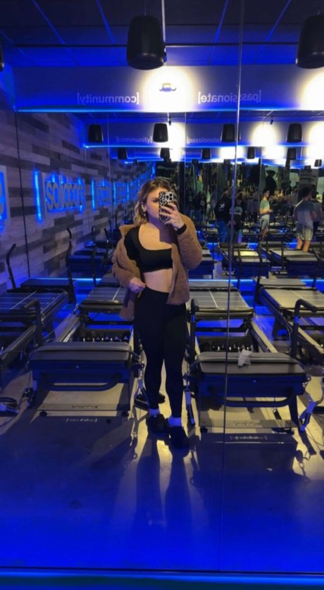 Bailey Rose model top pic