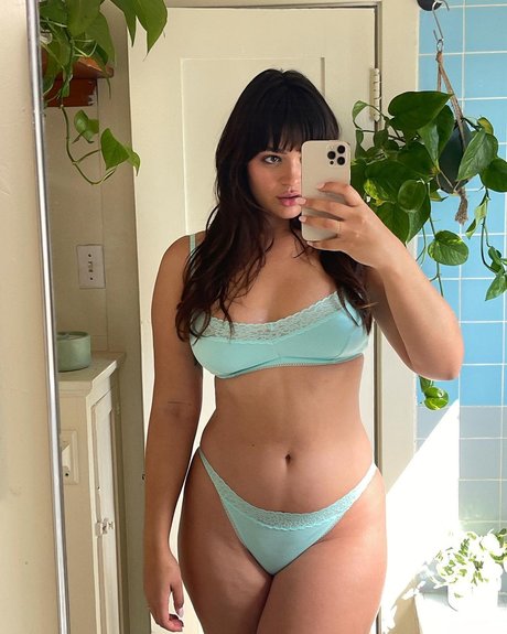 Bellaagolden nice pornstar image