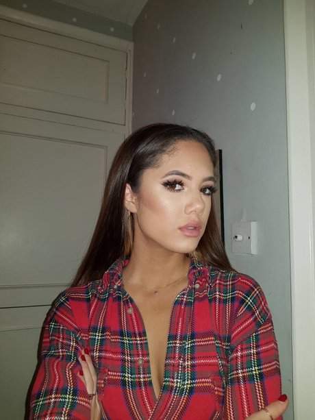 Saoirse Alicia Behzadi_ star hot image