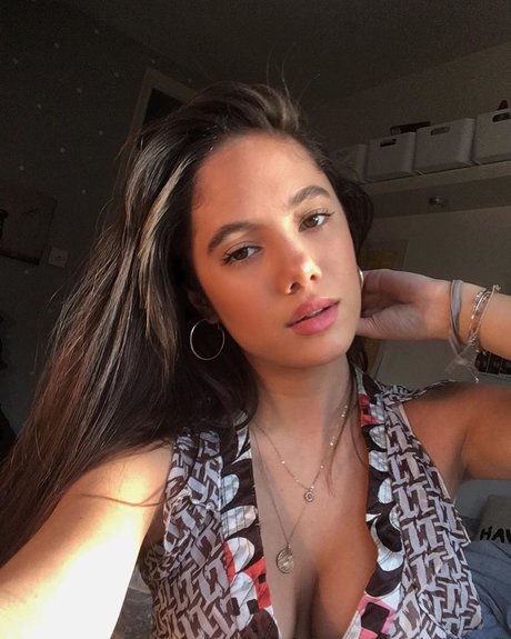 Saoirse Alicia Behzadi_ top model pics