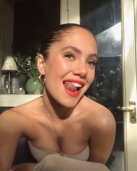 Saoirse Alicia Behzadi_ hd star photos