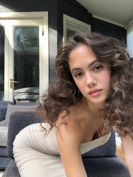 Saoirse Alicia Behzadi_ sex model photos