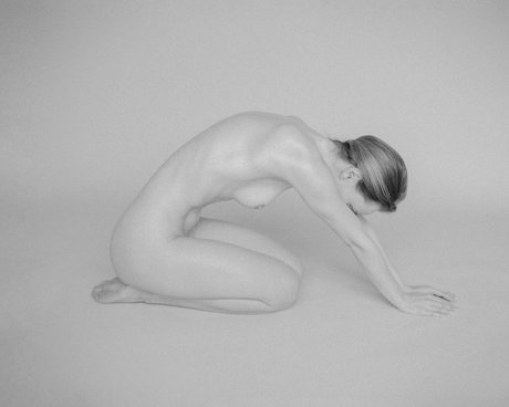 Maria Kn nude model archive