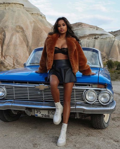 Putri Cinta pornstar erotic galleries