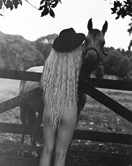 Rotten Queen pretty model photos