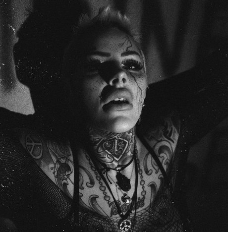 Leoni Baltz_ nudes actress images