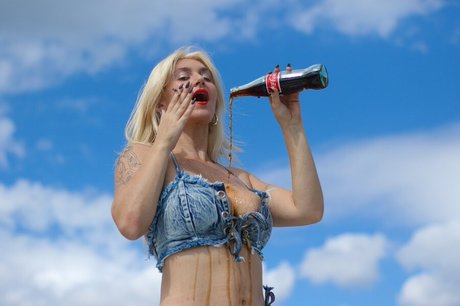 lesbian kissing onlyfans adult photos