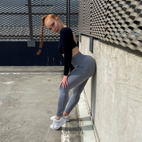 Amber J Smith pretty actress photo