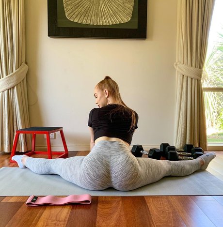 Amber J Smith pretty model pics