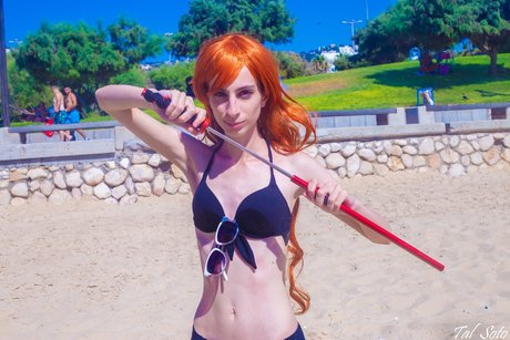 Maya Gold hot model img