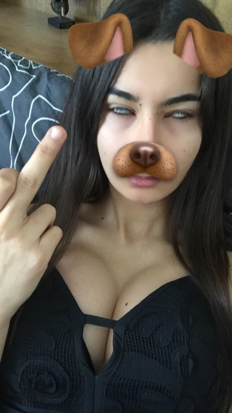 Loser Dyke sexy model pictures