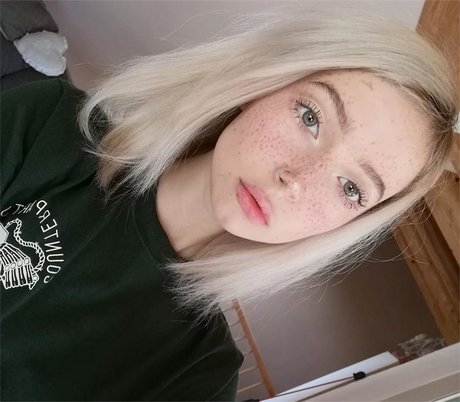 Caelyn Mathews erotic pornstar image