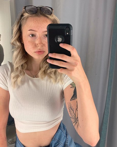 Caelyn Mathews star nude pics