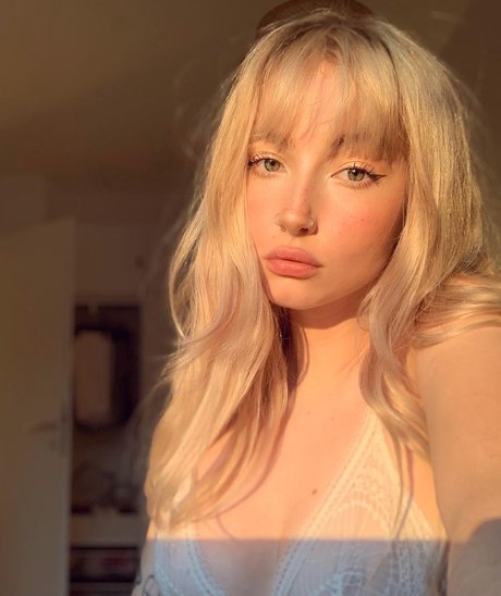 Caelyn Mathews pornstar sexy img